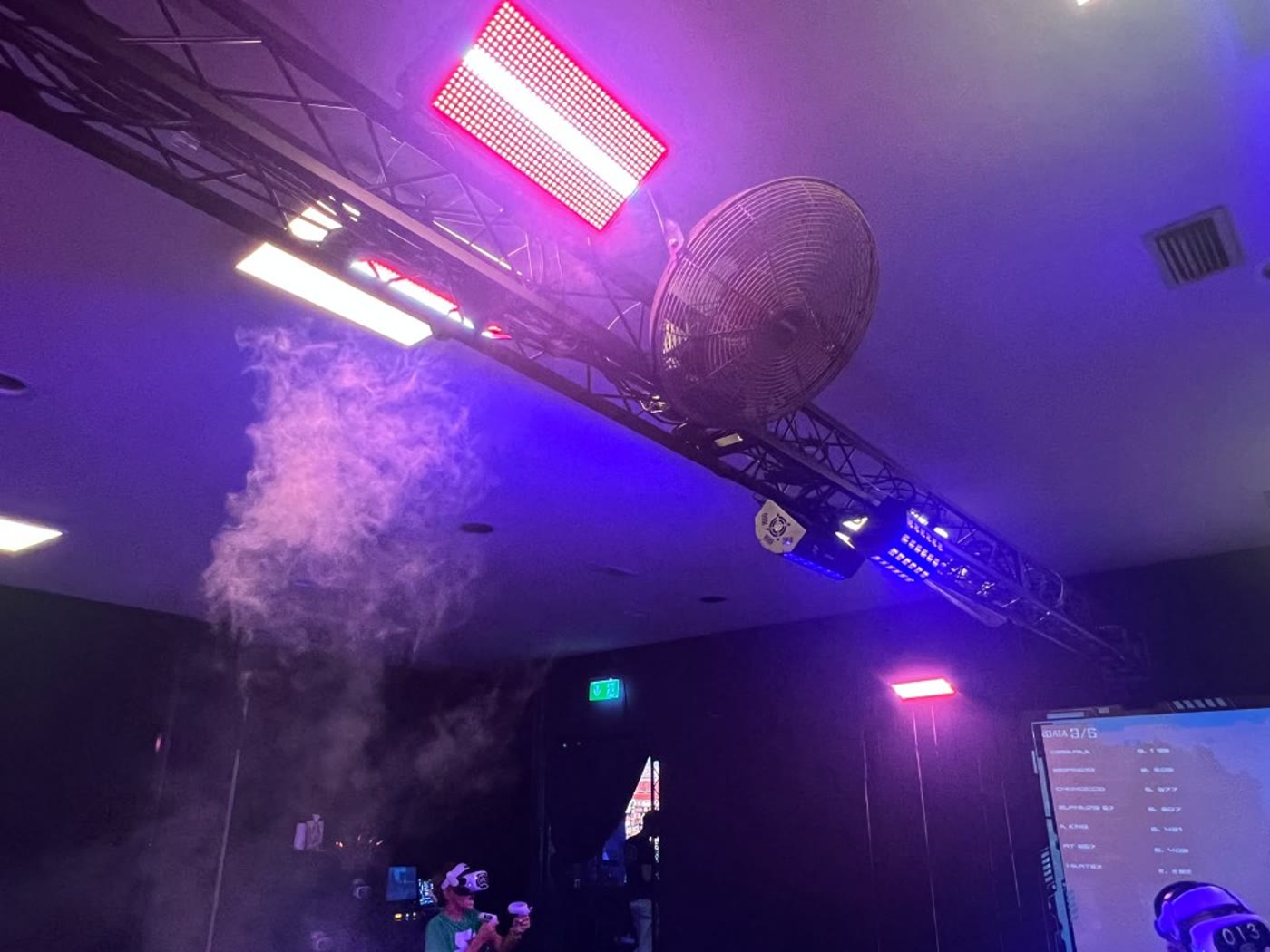 Domotica sala VRC: truss con LED, effetti fumo e ventilazione controllati