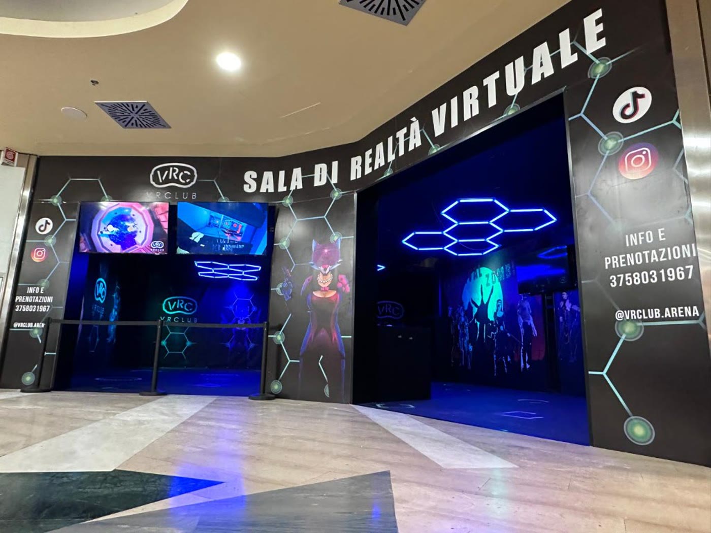 Vetrina Multiverse Agency in centro commerciale con grafiche e branding sede