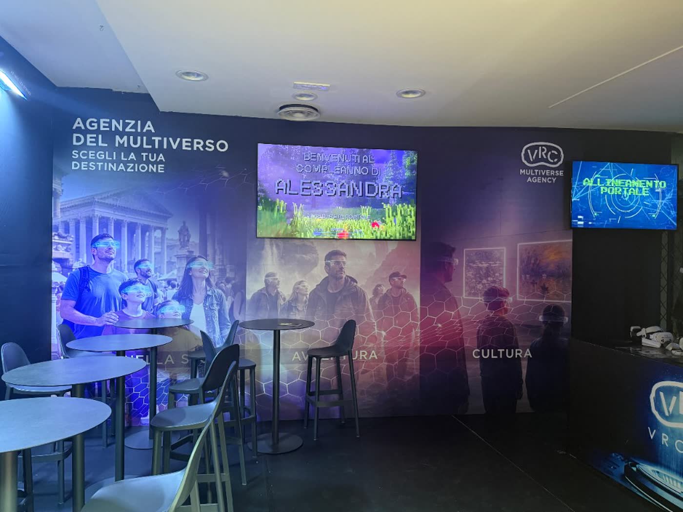 Lounge VRC Multiverse Agency con schermi operativi e branding sede