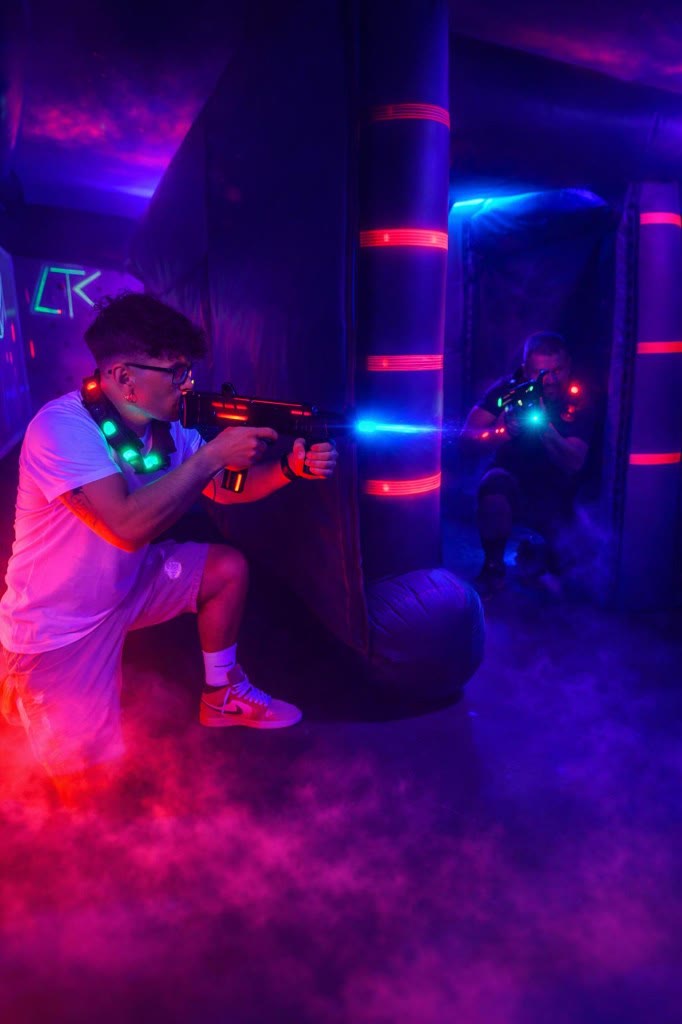 Campo morbido Laser Game by Laser Tag Club: giocatori, fumo scenografico e luci UV in partita