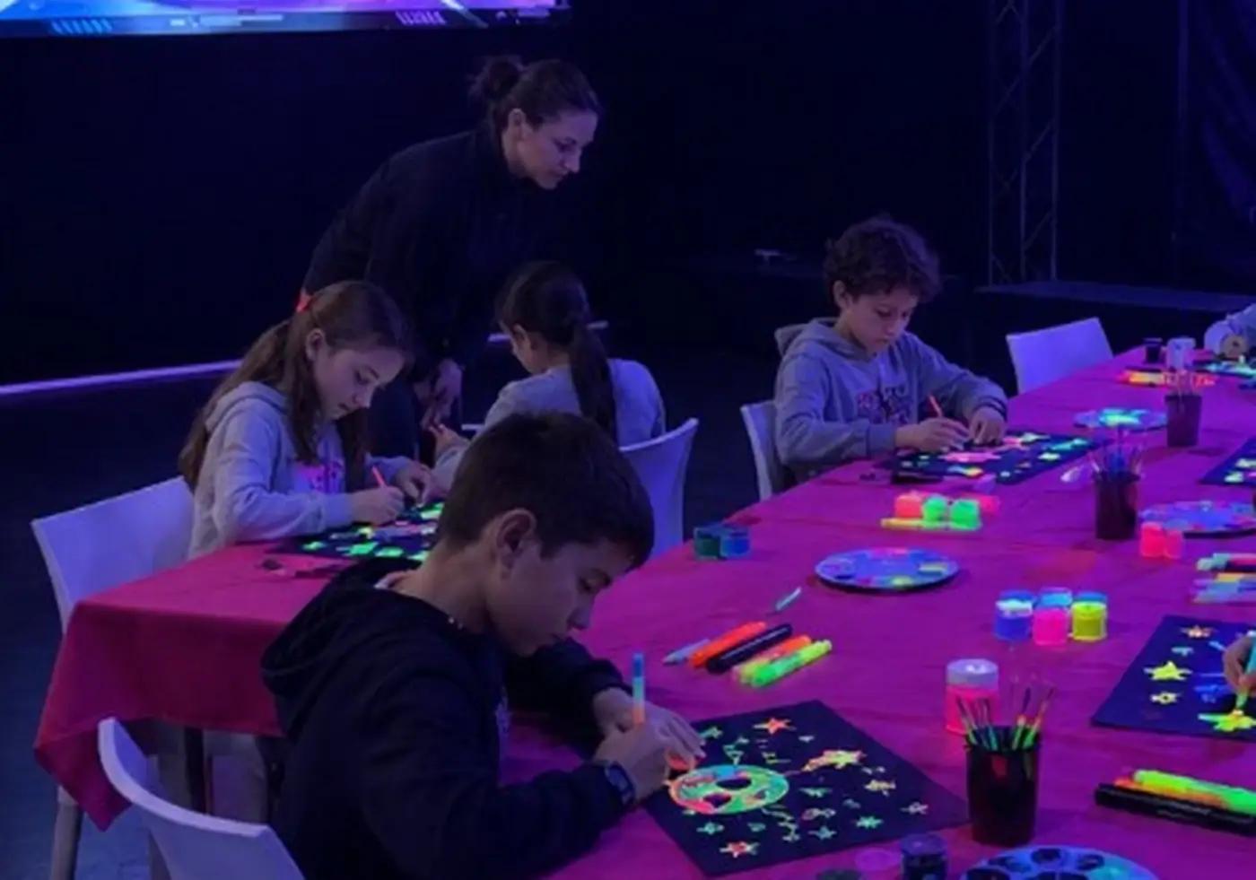 Fluo art con luci UV in Multiverse Room — VRC Montesilvano