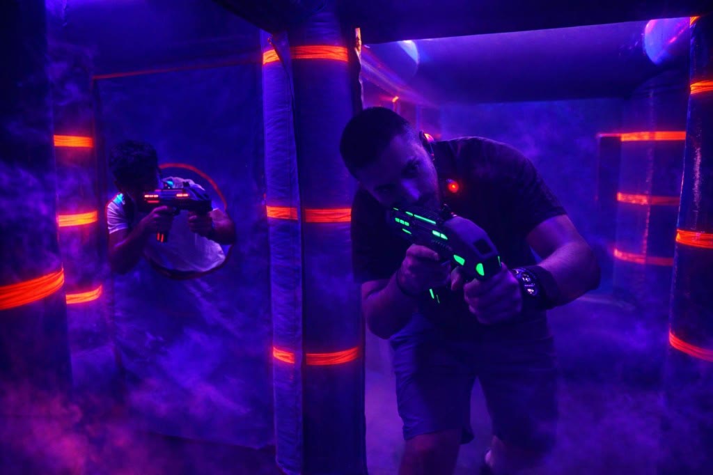 Locandina di esempio di uno scenario narrativo LaserShow Arena.
